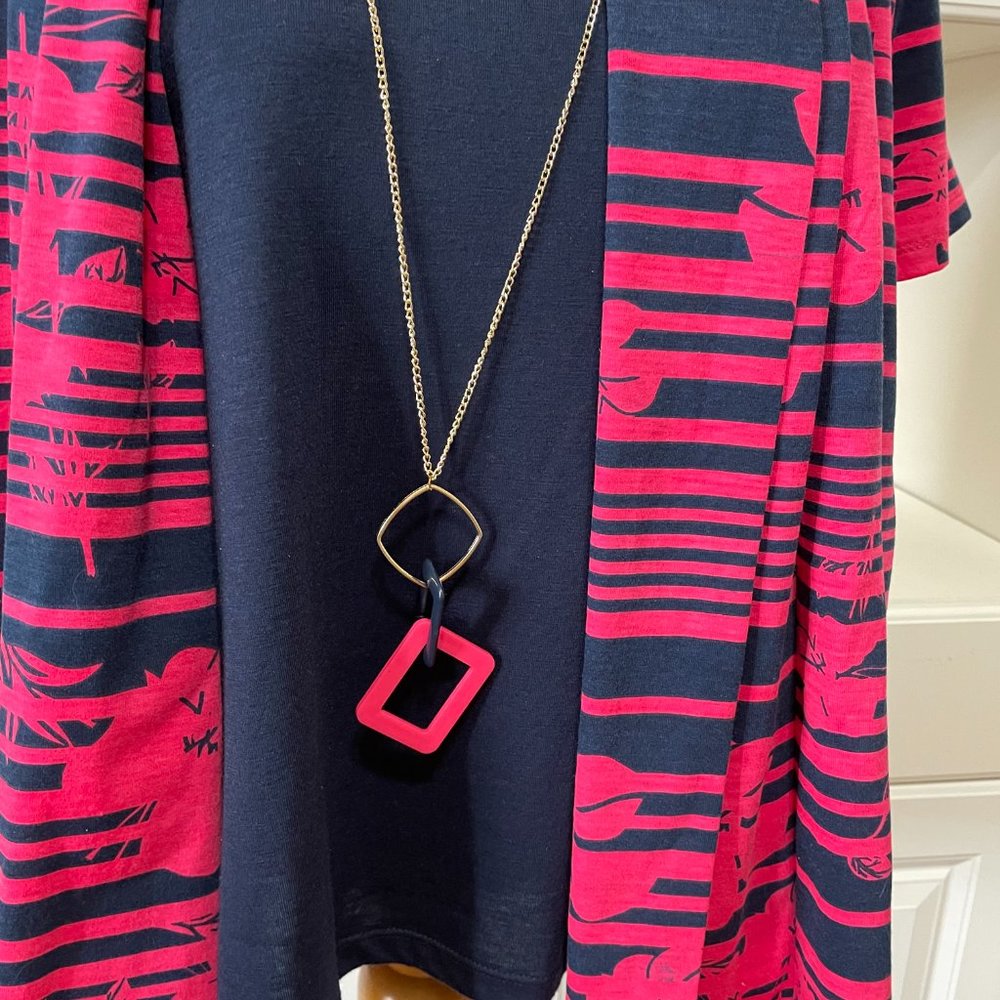 Carolyn Taylor Printed Short Sleeve W/ 2 Fer Solid Insert Top & Necklace… - Picture 6 of 14